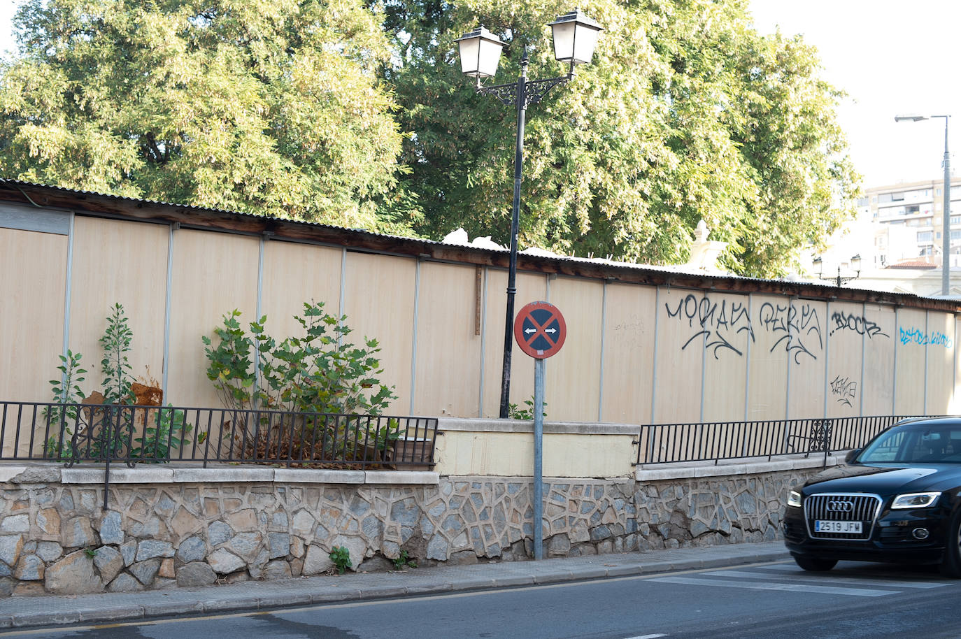 Las imágenes de las pintadas y desperfectos del Malecón de Murcia