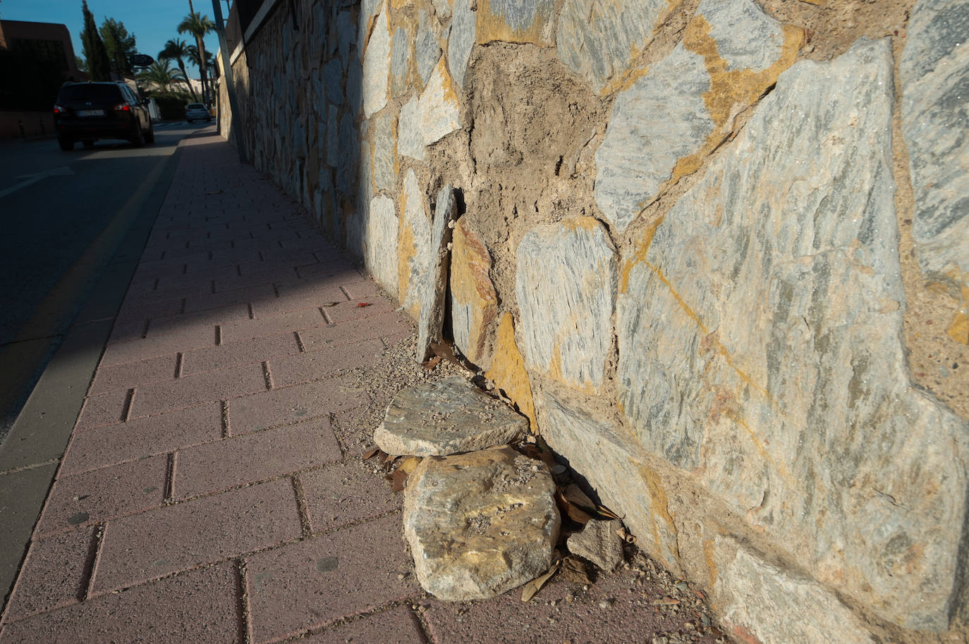 Las imágenes de las pintadas y desperfectos del Malecón de Murcia