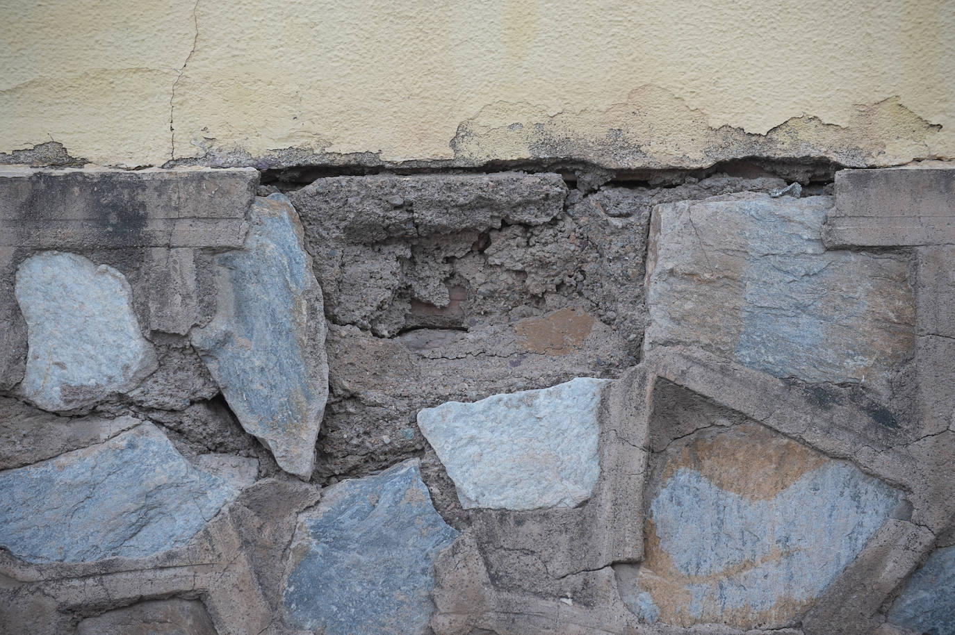 Las imágenes de las pintadas y desperfectos del Malecón de Murcia