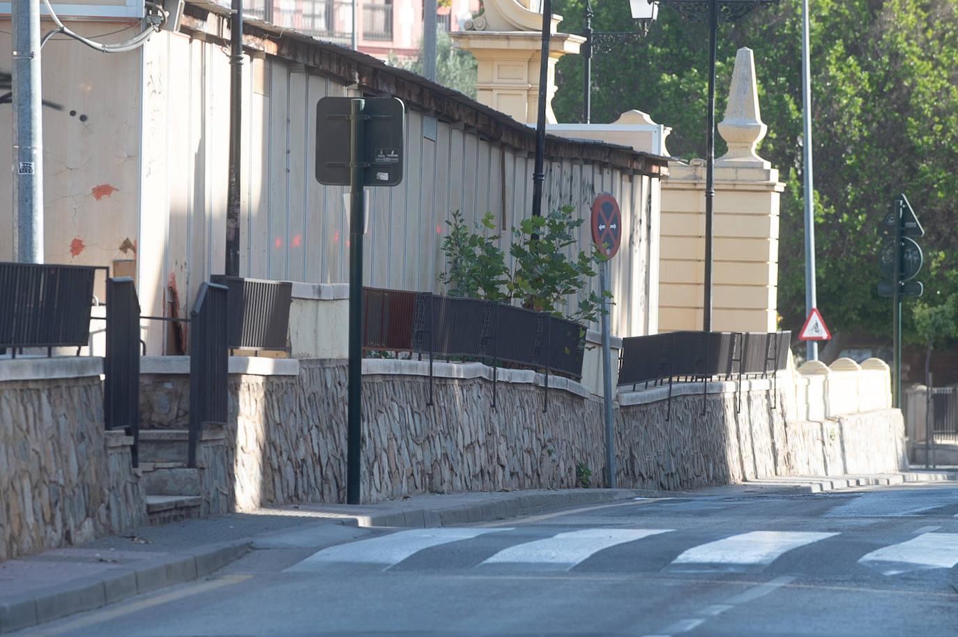 Las imágenes de las pintadas y desperfectos del Malecón de Murcia
