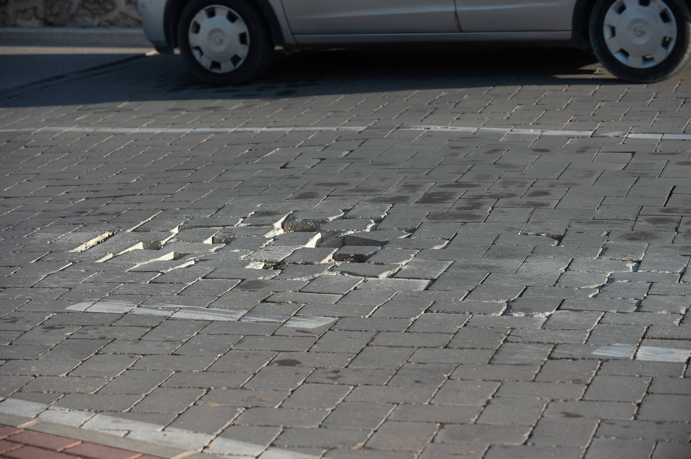 Las imágenes de las pintadas y desperfectos del Malecón de Murcia