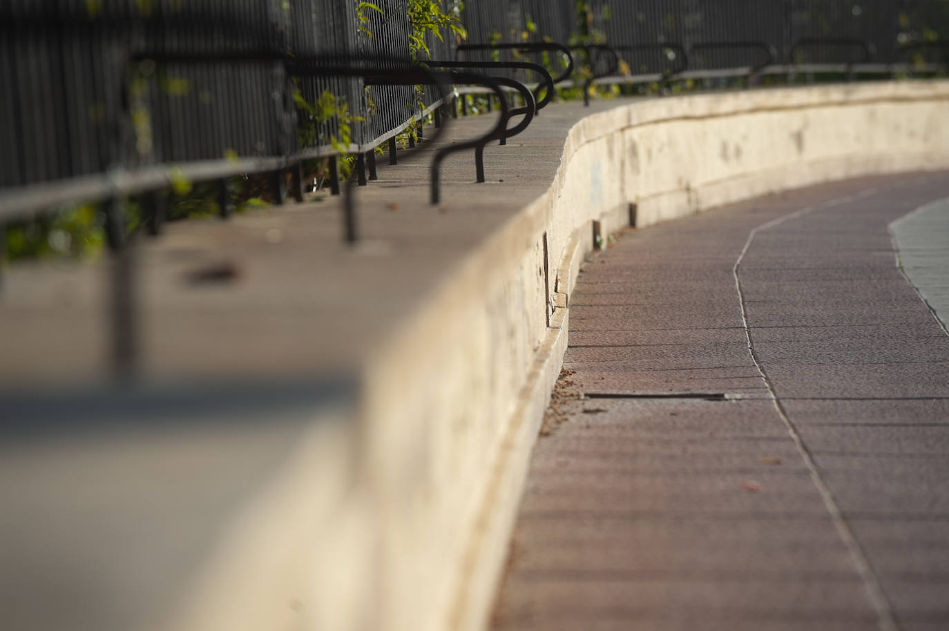 Las imágenes de las pintadas y desperfectos del Malecón de Murcia