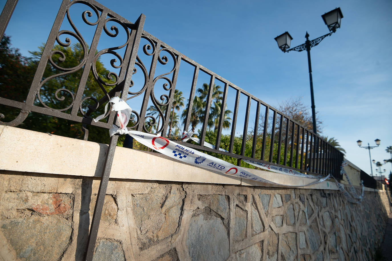 Las imágenes de las pintadas y desperfectos del Malecón de Murcia