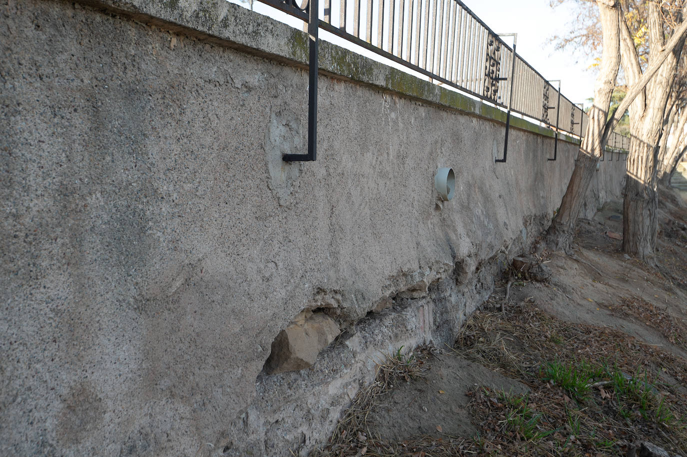 Las imágenes de las pintadas y desperfectos del Malecón de Murcia