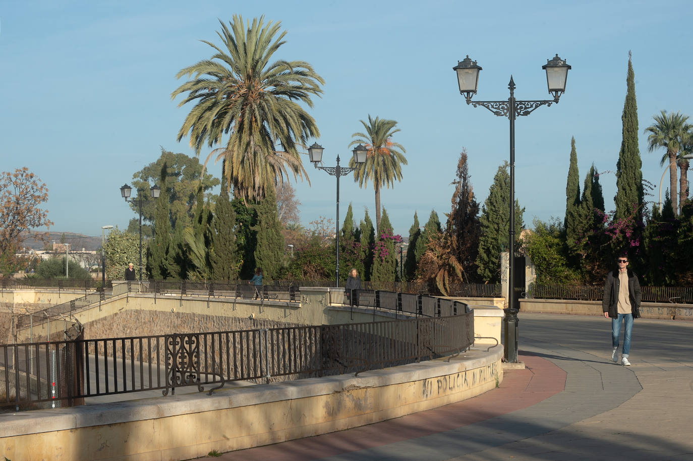 Las imágenes de las pintadas y desperfectos del Malecón de Murcia