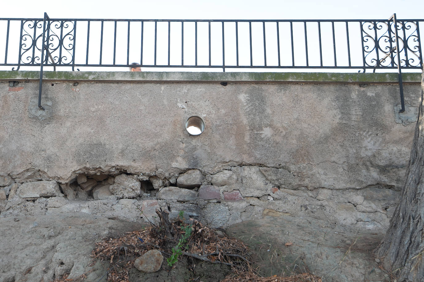 Las imágenes de las pintadas y desperfectos del Malecón de Murcia