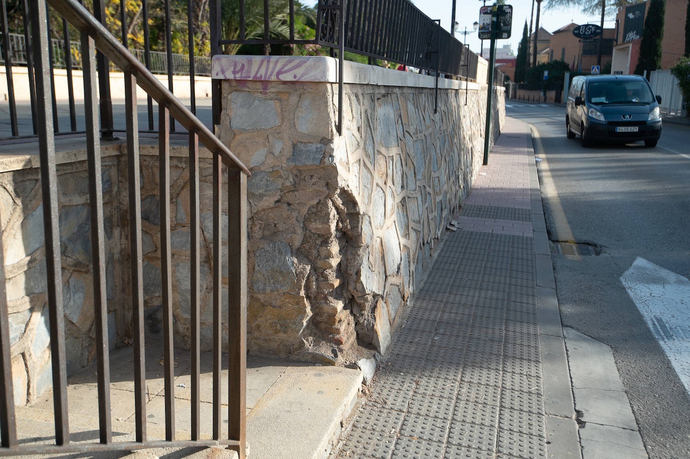 Las imágenes de las pintadas y desperfectos del Malecón de Murcia