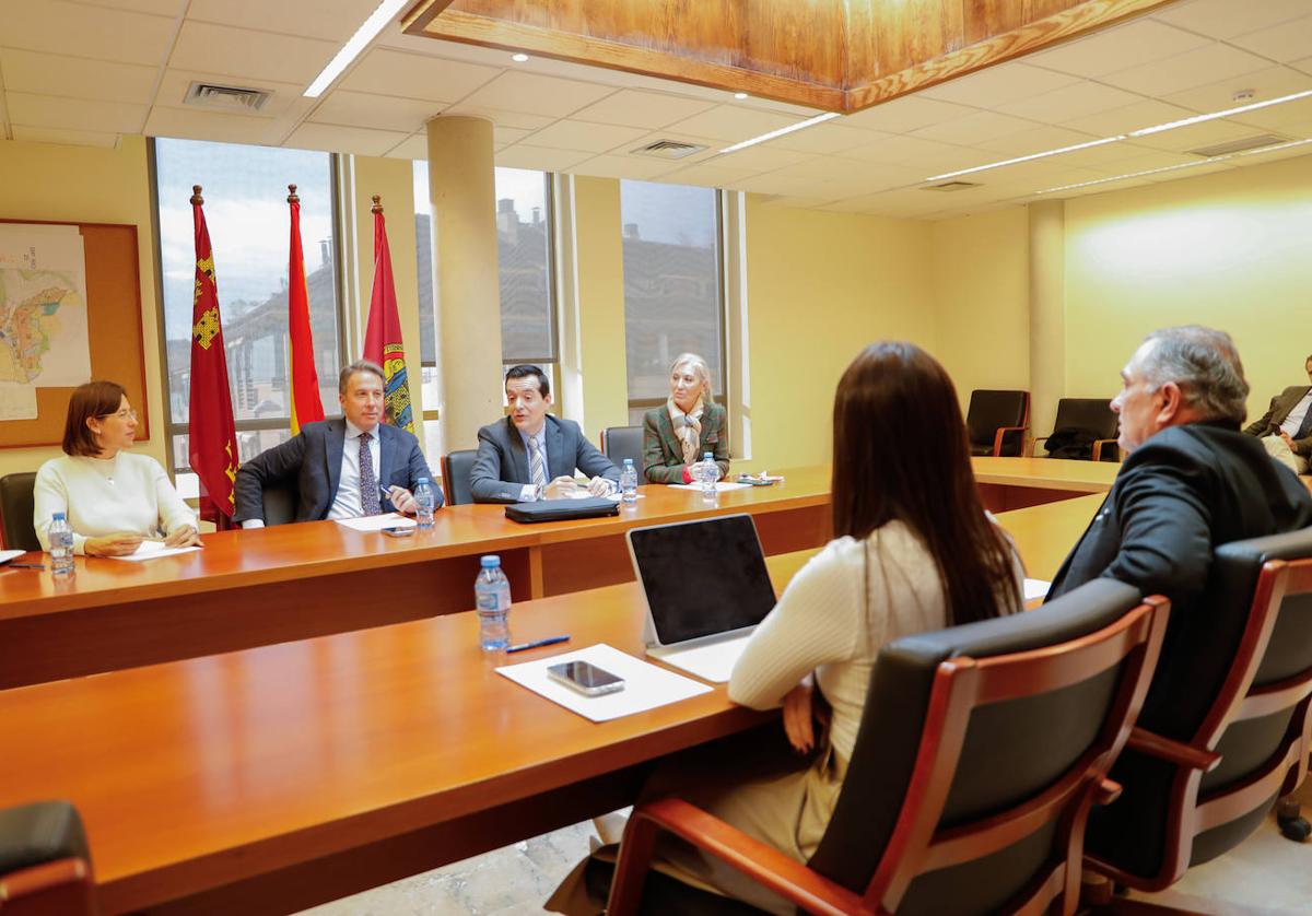 Pancorbo y el alcalde durante su reunión a la que asistió la directora general de Carreteras y concejales.