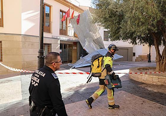 Valla metálica que impactó sobre la fachada de la Cámara de Comercio.
