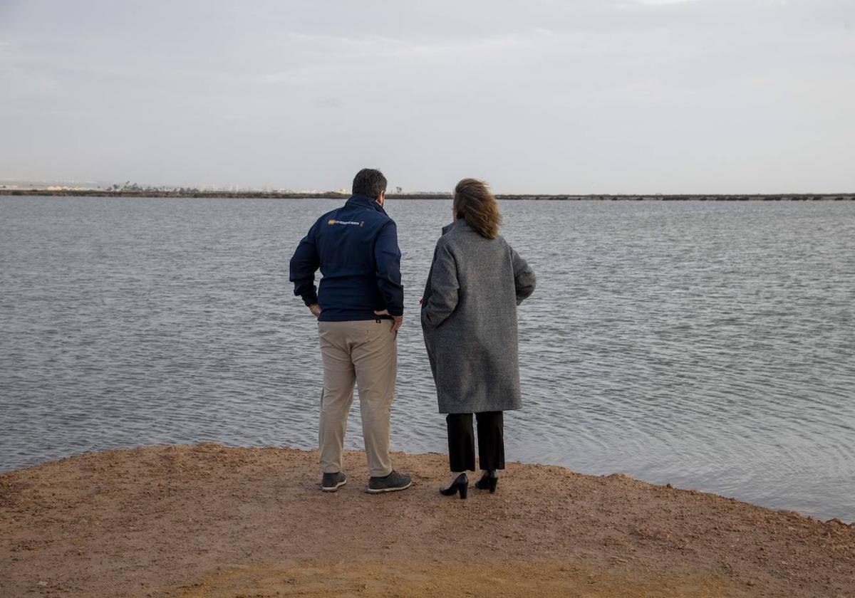 Fernando López Miras y Teresa Ribera contemplan el Mar Menor ayer durante la visita de la ministra.