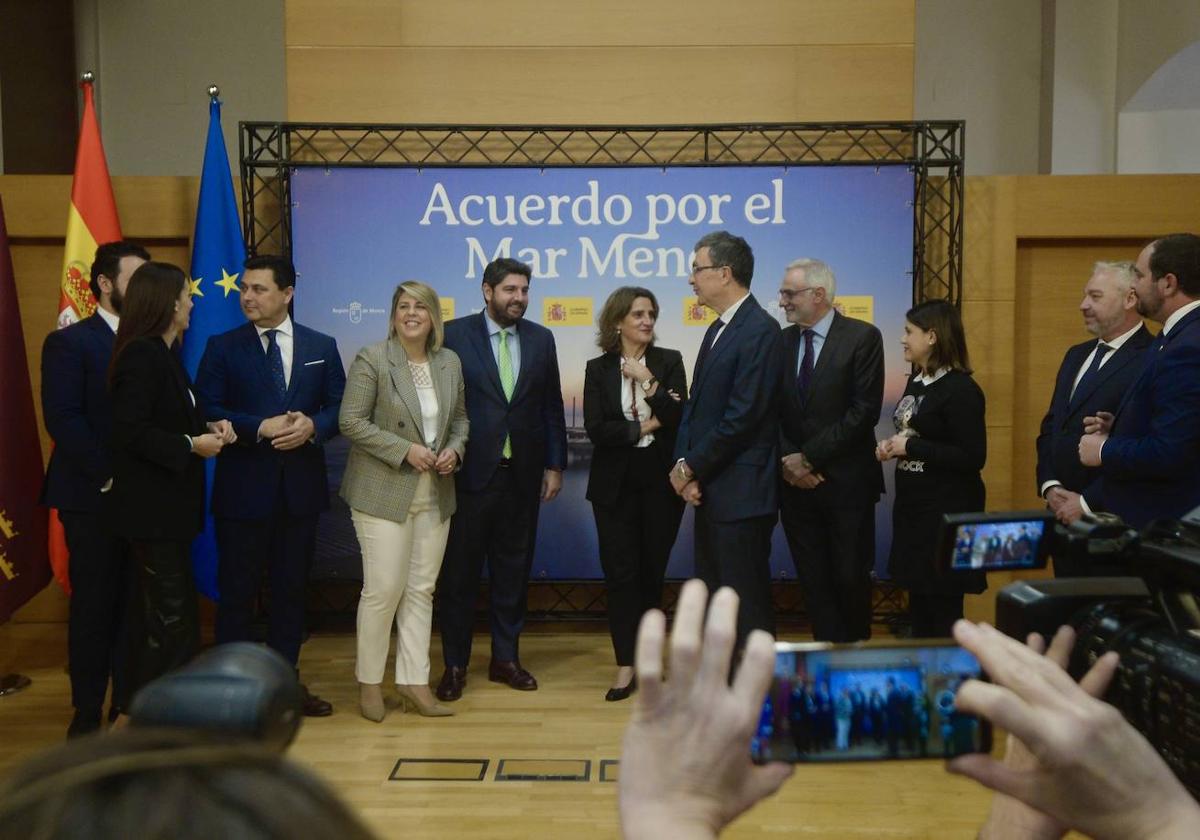 El presidente Fernando López Miras y la ministra Teresa Ribera, en el centro, ayer junto a los alcaldes que firmaron el protocolo.