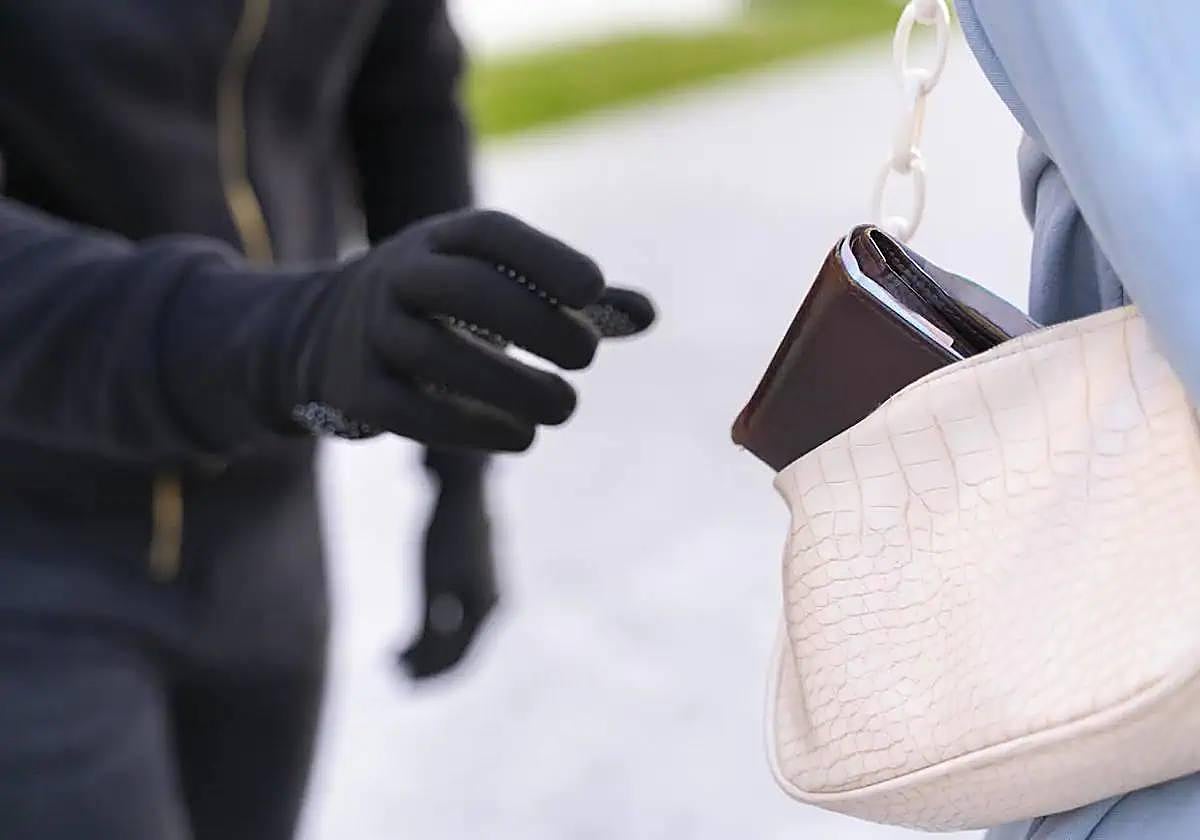 El truco para impedir que abran la cremallera de tu bolso.