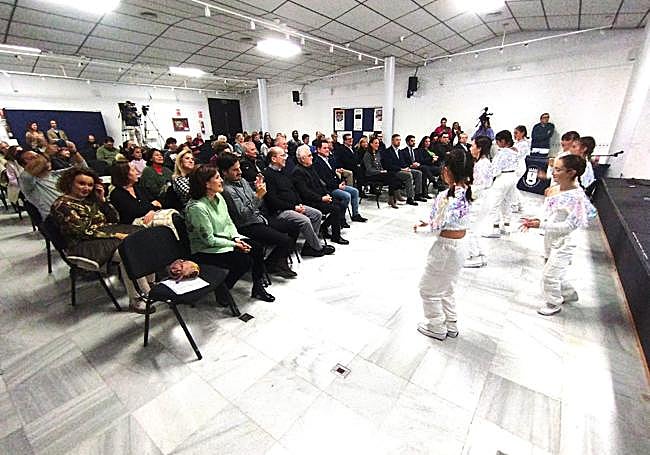 Actuación durante la presentación de la programación.