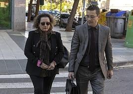 Yolanda Muñoz a su llegada al juzgado para su declaración junto a su abogado, Raúl Pardo-Geijo, en mayo del año pasado
