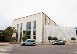 Accesos al pabellón blanco de la Ciudad Deportiva de Torrevieja.
