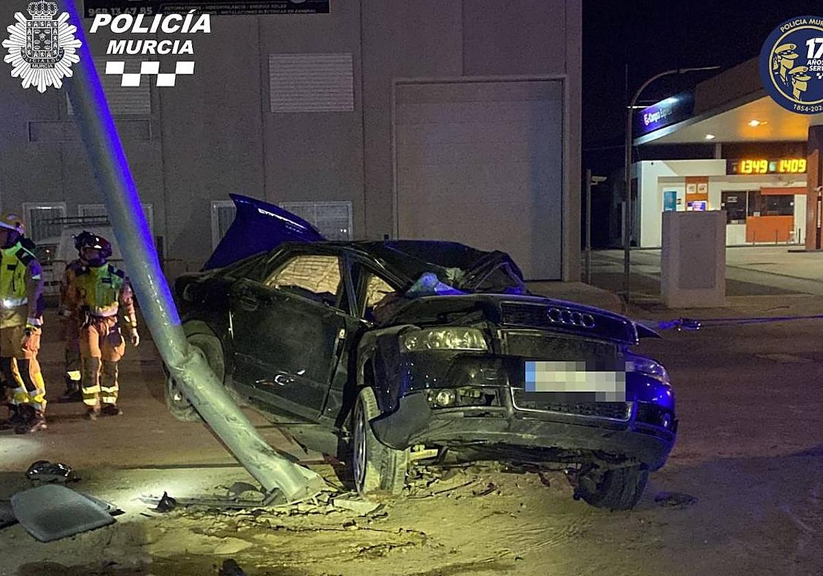 El vehículo quedó destrozado tras chocar contra la farola.