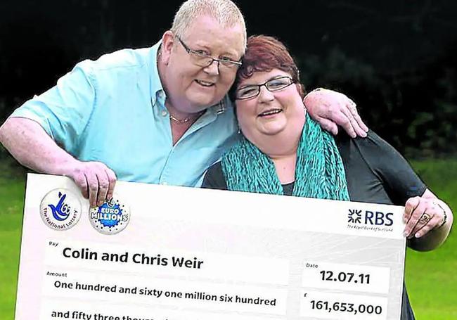 Colin y Christine Weir sostienen el cheque con el premio de Euromillones que ganaron en 2011.