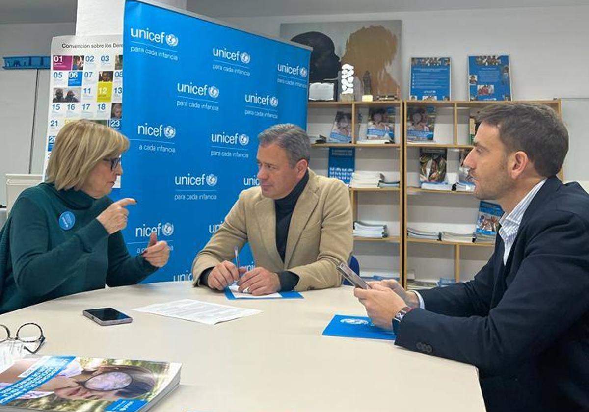 El consejero de Presidencia, Portavocía y Acción Exterior, Marcos Ortuño, y el director general de Acción Exterior y Cooperación, Juan José Almela, en la reunión mantenida este viernes con la presidenta autonómica de Unicef, Amparo Marzal.