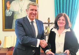 Javier Collado y María Dolores García tras la firma.