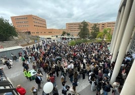 Decenas de aspirantes este sábado a las puertas del Aulario General, en el campus de Espinardo, antes de entrar a la prueba de acceso a una plaza de formación sanitaria especializada.