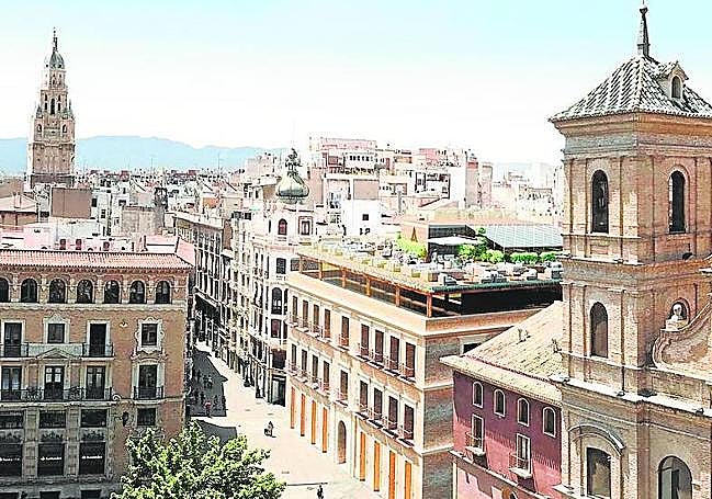 'Rooftop' y edificio completo. Recreación de la terraza con vistas y de cómo quedará el histórico edificio de la plaza de Santo Domingo.