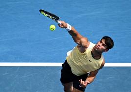 Carlos Alcaraz golpea la pelota durante el Open de Australia.