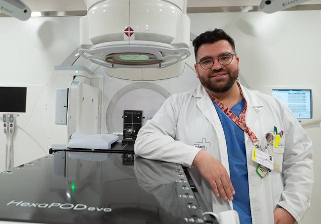 Alberto Espinosa, médico interno residente de Oncología Radioterápica, en una imagen tomada esta semana.