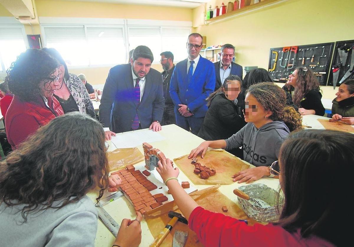 El presidente López Miras, en el IES Sanje, de Alcantarilla, en marzo del pasado año.