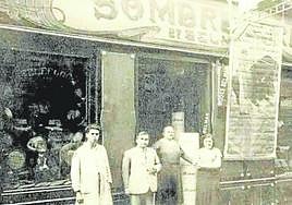 Instantánea de la sombrerería Belmar, que todavía aguanta el envite de los tiempos, con el cartel de los toros de la Feria de Septiembre en su fachada.