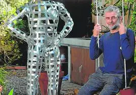 Columpiándose junto a uno de sus minotauros, el artista plástico Pepe Yagües posa en su casa-estudio de Los Conejos.
