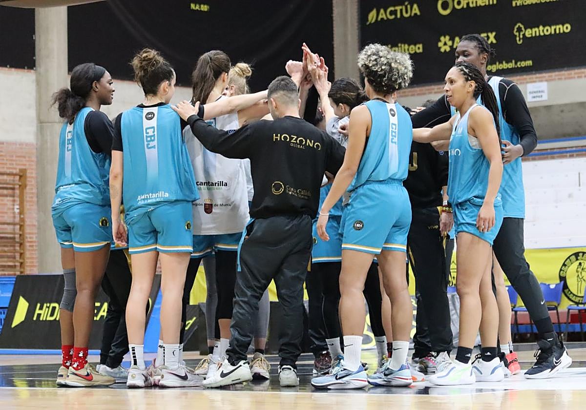 Las jugadoras del Jairis hacen piña en un entrenamiento.