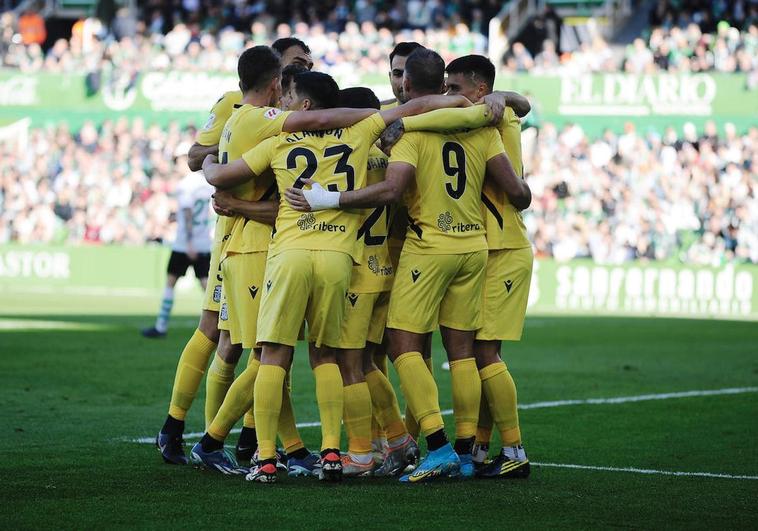 Los jugadores albinegros hacen una piña en el partido contra el Racing.