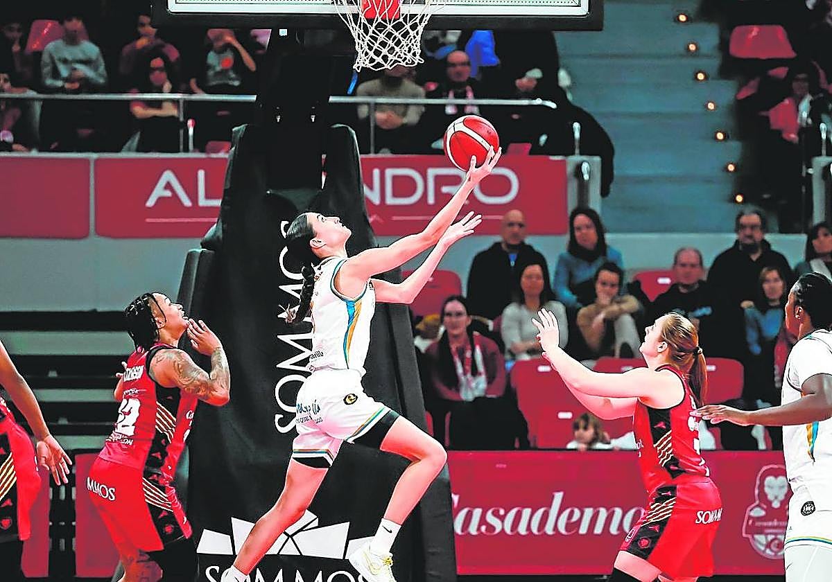 La jairista Arrojo entra a canasta en el partido disputado ayer por las alcantarilleras en Zaragoza.