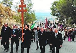 Grupo de peregrinos, encabezados por miembros de la Hermandad de la Vera Cruz, ayer, en Caravaca.