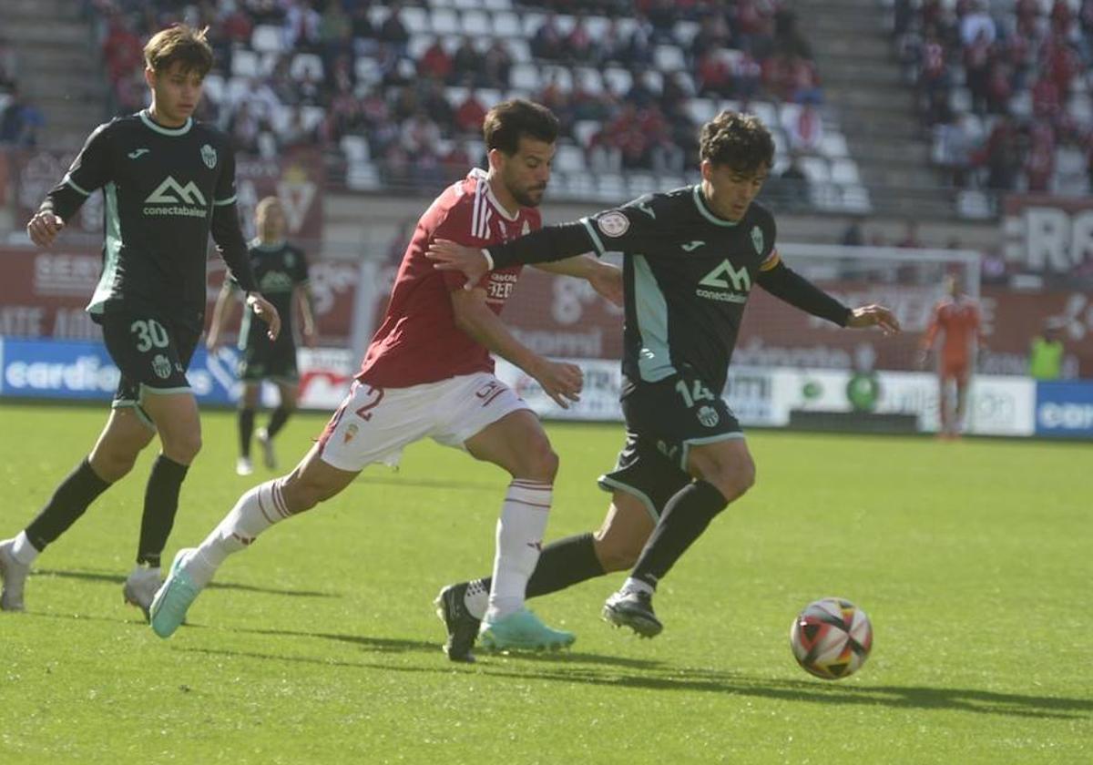 José Ruiz presiona a David Navarro en el partido contra el Atlético Baleares.