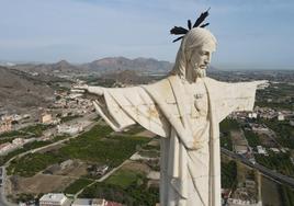 Imagen aérea del Cristo de Monteagudo, tomada hace unos días, que permite apreciar las brechas y manchas de óxido sobre su hormigón.