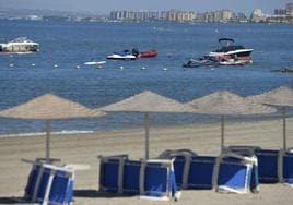 Varias embarcaciones y motos acuáticas, fondeadas en el Mar Menor.