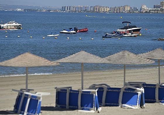 Varias embarcaciones y motos acuáticas, fondeadas en el Mar Menor.