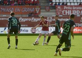 Alberto González, seguido por el murciano Roberto Alarcón, intenta desplazar el balón.