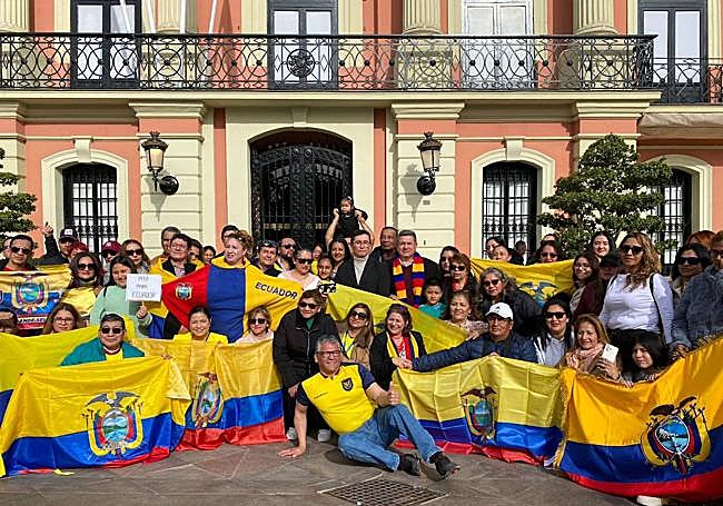 Concentración en la Glorieta de Murcia, el pasado domingo 14, para pedir la paz en el país.