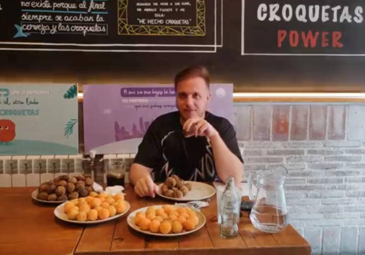 El 'youtuber' cartagenero Valentín Carrasco bate el récord mundial de comer croquetas.