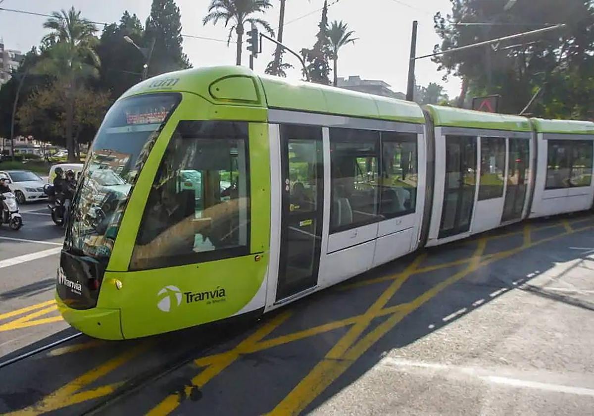 Un tranvía, a su paso por la Plaza Circular de Murcia, en una imagen de archivo.
