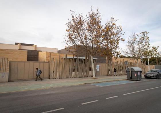 Acceso al centro Delfina Viudes de Torrevieja.