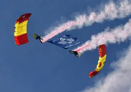 Exhibición de paracaidismo, este martes, en Alcantarilla.