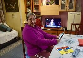 Narcisa Maldonado revisa los mensajes de sus familiares residentes en Ecuador.