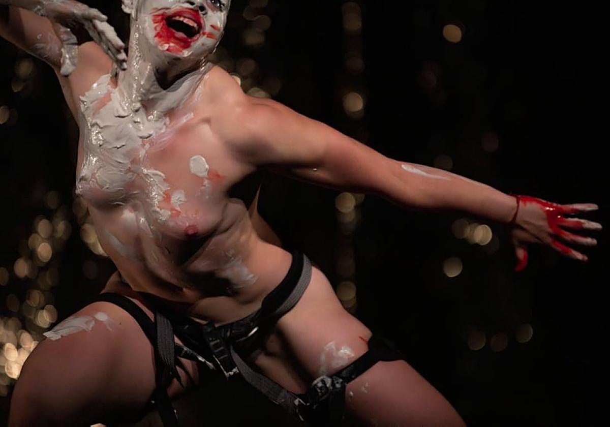 La bailarina y coreógrafa Andrea Carrión (Murcia, 1977) en un momento de su espectáculo 'Wanting', que estrena este jueves en Murcia.