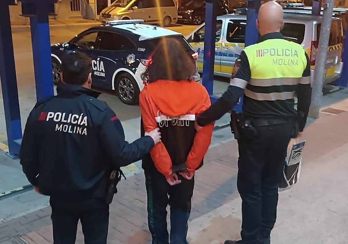 Los agentes custodian a uno de los detenidos.