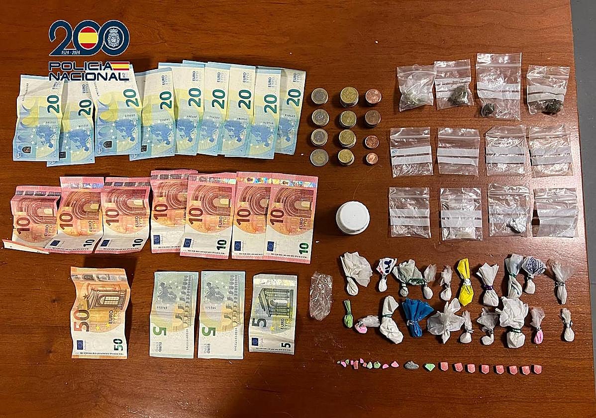 Dosis de varios tipos de droga y dinero en efectivo que intervinieron los agentes durante la operación.