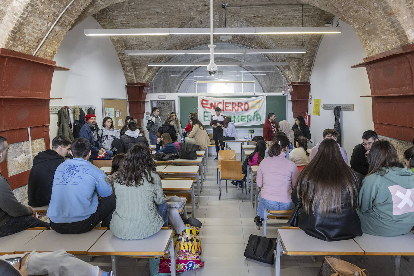 Las imágenes del encierro de los alumnos de Enfermería de Cartagena