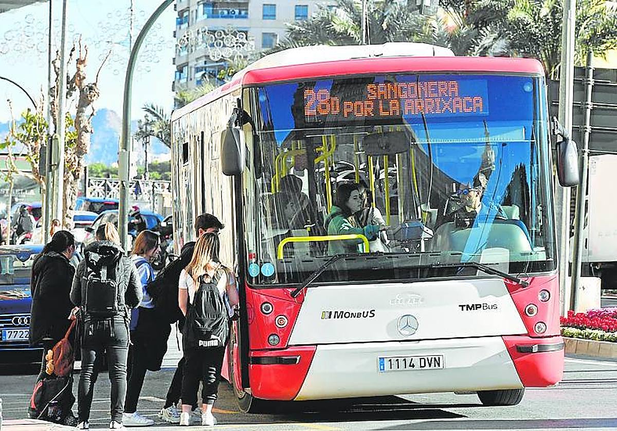 Usuarios suben a un autobús en Murcia, en una imagen de archivo.